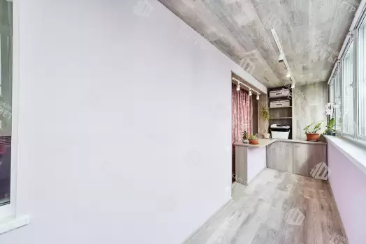 Объединение балкона с комнатой с отделкой и остеклением Объединение балкона с комнатой с отделкой и остеклением