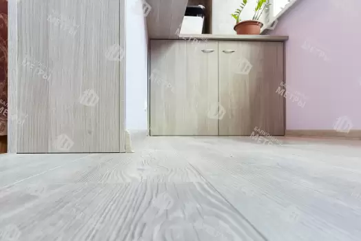 Объединение балкона с комнатой с отделкой и остеклением Объединение балкона с комнатой с отделкой и остеклением