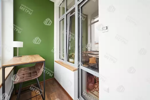 Дизайнерская отделка балкона гипсокартоном с утеплением и остеклением Дизайнерская отделка балкона гипсокартоном с утеплением и остеклением