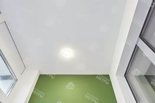 Дизайнерская отделка балкона гипсокартоном с утеплением и остеклением Дизайнерская отделка балкона гипсокартоном с утеплением и остеклением