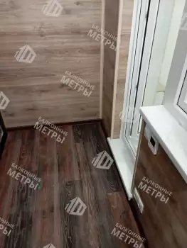 Отделка балкона под ключ в серии дома П-44 с холодным остеклением Отделка балкона под ключ в серии дома П-44 с холодным остеклением