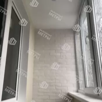 Отделка балкона декоративным камнем, ламинат и натяжной потолок Отделка балкона декоративным камнем, ламинат и натяжной потолок