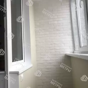 Отделка балкона декоративным камнем, ламинат и натяжной потолок Отделка балкона декоративным камнем, ламинат и натяжной потолок
