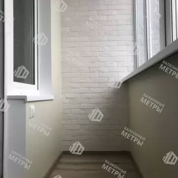 Отделка балкона декоративным камнем, ламинат и натяжной потолок Отделка балкона декоративным камнем, ламинат и натяжной потолок