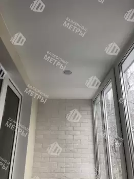 Отделка балкона декоративным камнем, ламинат и натяжной потолок Отделка балкона декоративным камнем, ламинат и натяжной потолок