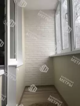 Отделка балкона декоративным камнем, ламинат и натяжной потолок Отделка балкона декоративным камнем, ламинат и натяжной потолок
