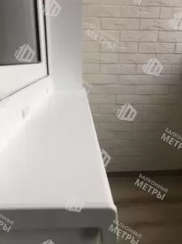 Отделка балкона декоративным камнем, ламинат и натяжной потолок Отделка балкона декоративным камнем, ламинат и натяжной потолок