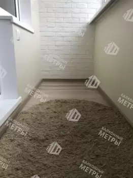 Отделка балкона декоративным камнем, ламинат и натяжной потолок Отделка балкона декоративным камнем, ламинат и натяжной потолок