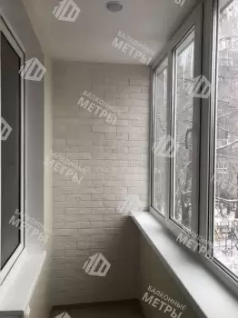 Отделка балкона декоративным камнем, ламинат и натяжной потолок Отделка балкона декоративным камнем, ламинат и натяжной потолок