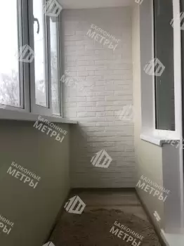 Отделка балкона декоративным камнем, ламинат и натяжной потолок Отделка балкона декоративным камнем, ламинат и натяжной потолок