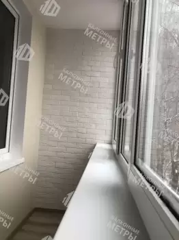 Отделка балкона декоративным камнем, ламинат и натяжной потолок Отделка балкона декоративным камнем, ламинат и натяжной потолок