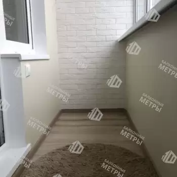 Отделка балкона декоративным камнем, ламинат и натяжной потолок Отделка балкона декоративным камнем, ламинат и натяжной потолок